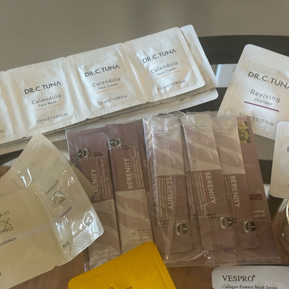 Makeup Set with Pink and Gold Accents - Picture 3 of 16